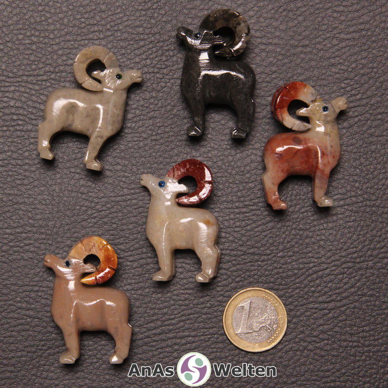 Fünf verschiedene Speckstein Widder klein, anhand derer man einige verschiedene Färbungen von Speckstein sehen kann.