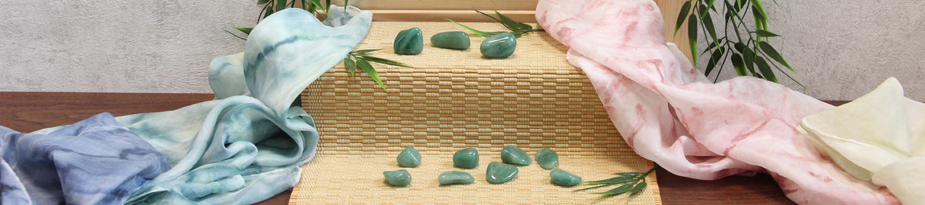 Mehrere Aventurine mit diversen Dekoelementen.