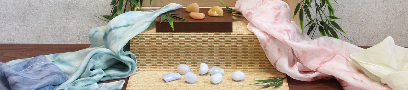 Mehrere gelbe und blaue Chalcedone mit diversen Dekoelementen.