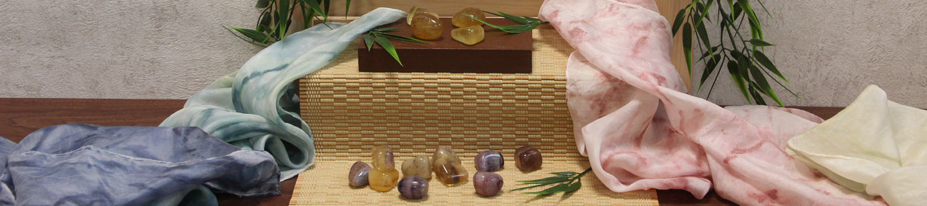 Mehrere Fluorite mit diversen Dekoelementen.