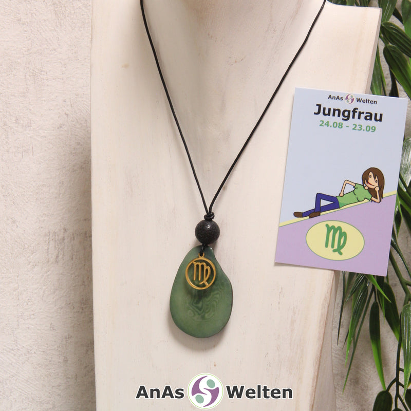 Eine grün gefärbte Tagua-Nuss Sternzeichen Kette mit goldfarbenem Jungfrau-Symbol und Lavakugel an einer hellen Büste.
