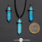 Drei Doppelspitze Stift-Anhänger aus Turquenit nebeneinander. Einer befindet sich an einem schwarzen Baumwollband.