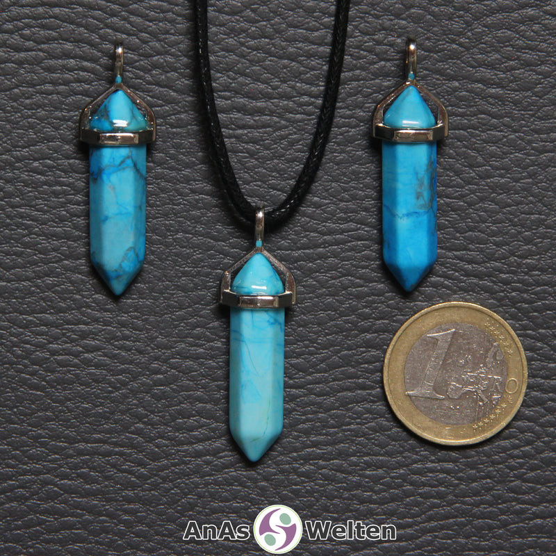 Drei Doppelspitze Stift-Anhänger aus Turquenit nebeneinander. Einer befindet sich an einem schwarzen Baumwollband.