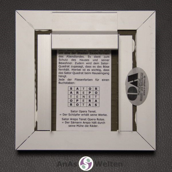 Die Rückseite des Sator Quadrats groß. Dort befindet sich die Aluschiene zum Aufhängen und eine Erklärung des Quadrats.