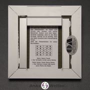 Die Rückseite des Sator Quadrats groß. Dort befindet sich die Aluschiene zum Aufhängen und eine Erklärung des Quadrats.