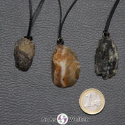 Die Rückseiten der drei beispielhaften Achat Geoden. Sie ist rau und ungeschliffen. Die Farben sind grau-braun und grau-schwarz.