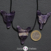 Drei Amethyst Wolf Anhänger nebeneinander. Einer befindet sich an einem schwarzen Baumwollband.