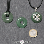 Drei Aventurin Donuts nebeneinander. Einer an einem Baumwollband, ein anderer an einem Donut-Halter mit Baumwollband.