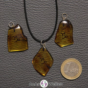 Drei Bernstein Anhänger Steinbock in verschiedenen Formen. Das Sternzeichensymbol ist in die Bernsteine eingebrannt.