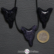 Drei Blaufluss Wolf Anhänger nebeneinander. Einer befindet sich an einem schwarzen Baumwollband.