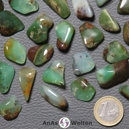 Das Bild zeigt einen Chrysopras Trommelstein in mehreren Beispielen. Die Edelsteine haben fast alle eine Mischung aus Grün oder Türkis und Braun. Das Braun kann dabei zwischen einem hellen Gelbbraun und einem dunklen Rotbraun variieren.