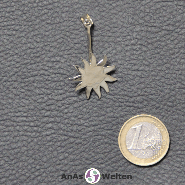 Der Donut-Halter Sonne aus Silber hat einen gebogenen Stab, in den der Edelsteindonut eingehängt werden kann. Am oberen Ende befindet sich eine Öse für eine Kette oder ein Band, während am unteren Ende eine flache Sonne zu sehen ist.
