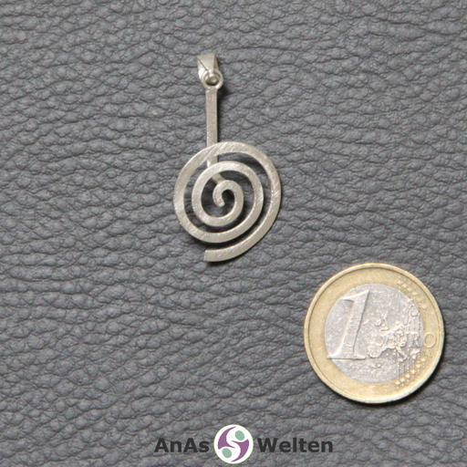 Der Donut-Halter Spirale in matt-silberfarben hat einen gebogenen Stab, in den der Edelsteindonut eingehängt werden kann. Am oberen Ende befindet sich eine Öse für eine Kette oder ein Band, während am unteren Ende eine flache Spirale zu sehen ist. 