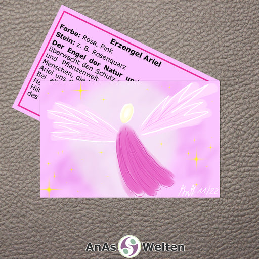 Das Bild zeigt die Erzengel Karte Ariel von AnAs Welten. Die Vorderseite mit der Zeichnung ist ganz zu sehen, von der Rückseite mit Text sieht man nur die Hälfte. Erzengel Ariel ist in verschiedenen Rosa- und Pinktönen abgebildet. Die Zeichnung ist abstrakt und zeigt, wie Ariel vor einem rosa Hintergrund fliegt.