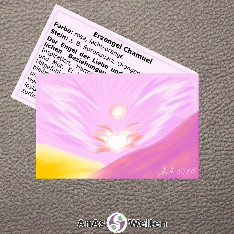 Das Bild zeigt die Erzengel Karte Chamuel von AnAs Welten. Die Vorderseite mit der Zeichnung ist ganz zu sehen, von der Rückseite mit Text sieht man nur die Hälfte. Erzengel Chamuel ist in verschiedenen Rosa- und Weißtönen abgebildet. Die Zeichnung ist abstrakt und zeigt einen angedeuteten Engel, der hauptsächlich aus Flügeln und Kopf besteht, über einem leuchtenden Herzen schweben.