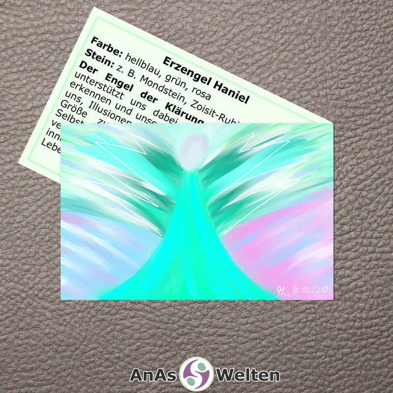 Das Bild zeigt die Erzengel Karte Haniel von AnAs Welten. Die Vorderseite mit der Zeichnung ist ganz zu sehen, von der Rückseite mit Text sieht man nur die Hälfte. Erzengel Haniel ist in verschiedenen Grüntönen dargestellt. Die Zeichnung ist abstrakt und zeigt die grobe Form eines türkis-grünen Engels vor einem blau-rosa Hintergrund.
