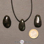 Drei blauschimmernde Labradorit gebohrte Trommelsteine nebeneinander. Einer befindet sich an einem schwarzen gewachsten Baumwollband.