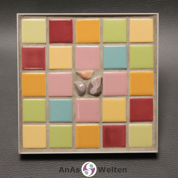 Frontale Ansicht des Sator Quadrat Mosaiks aus pastellfarbenen Fliesen mit rosa Achaten in der Mitte.