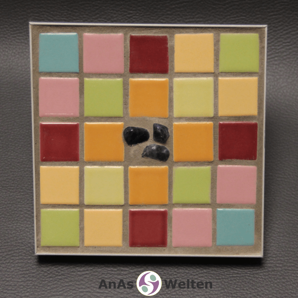 Frontale Ansicht des Sator Quadrat Mosaiks aus pastellfarbenen Fliesen mit Sodalithen in der Mitte.