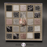 Frontale Ansicht des Sator Quadrat Mosaiks aus weißen, grauen und rosegolden Fliesen mit Achaten in der Mitte.