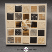 Frontale Ansicht des Sator Quadrat Mosaiks aus beigen, grauen und braunen Fliesen mit Landschaftsjaspis in der Mitte.