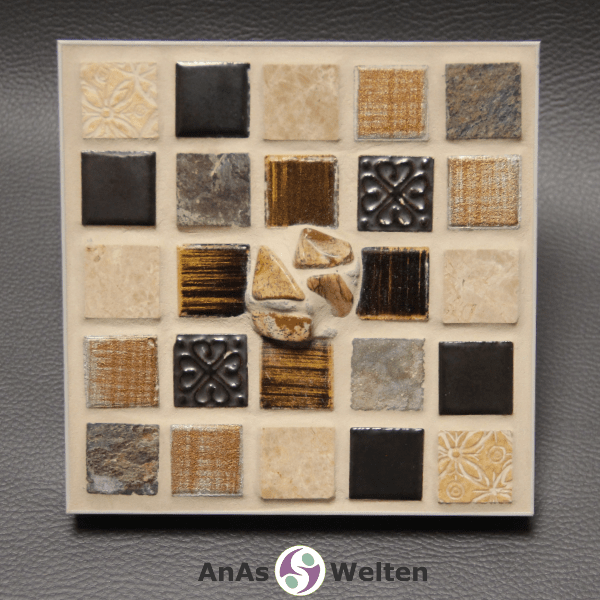 Frontale Ansicht des Sator Quadrat Mosaiks aus beigen, grauen und braunen Fliesen mit Landschaftsjaspis in der Mitte.