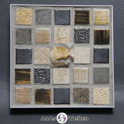 Frontale Ansicht des Sator Quadrat Mosaiks aus beigen, grauen und braunen Fliesen mit Orangencalcit in der Mitte.