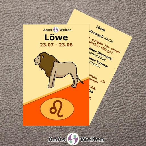Das Bild zeigt die Sternzeichen Karte Löwe von AnAs Welten. Die Vorderseite ist mit einer Zeichnung eines Löwen, dem Sternzeichensymbol und dem Text „Löwe 23.07 - 23.08“ versehen. Auf der Rückseite steht ein Infotext zu dem Sternzeichen.