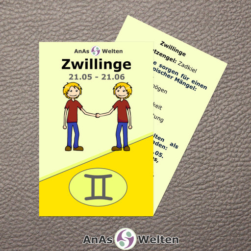 Das Bild zeigt die Sternzeichen Karte Zwillinge von AnAs Welten. Die Vorderseite ist mit einer Zeichnung von zwei Zwillingen, dem Sternzeichensymbol und dem Text „Zwillinge 21.05 - 21.06“ versehen. Auf der Rückseite steht ein Infotext zu dem Sternzeichen.