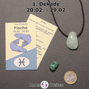 Die Sternzeichenkarte und je ein beispielhafter gebohrter Aquamarin Trommelstein am Band und ein Türkis Trommelstein der 1. Dekade liegen nebeneinander.