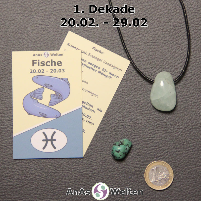 Die Sternzeichenkarte und je ein beispielhafter gebohrter Aquamarin Trommelstein am Band und ein Türkis Trommelstein der 1. Dekade liegen nebeneinander.
