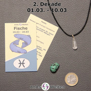 Die Sternzeichenkarte und je ein beispielhafter Morganit mit Öse am Band und ein Türkis Trommelstein der 2. Dekade liegen nebeneinander.