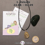 Die Sternzeichenkarte und je ein beispielhafter Rutilquarz mit Öse am Band und ein Heliotrop Trommelstein der 1. Dekade liegen nebeneinander.