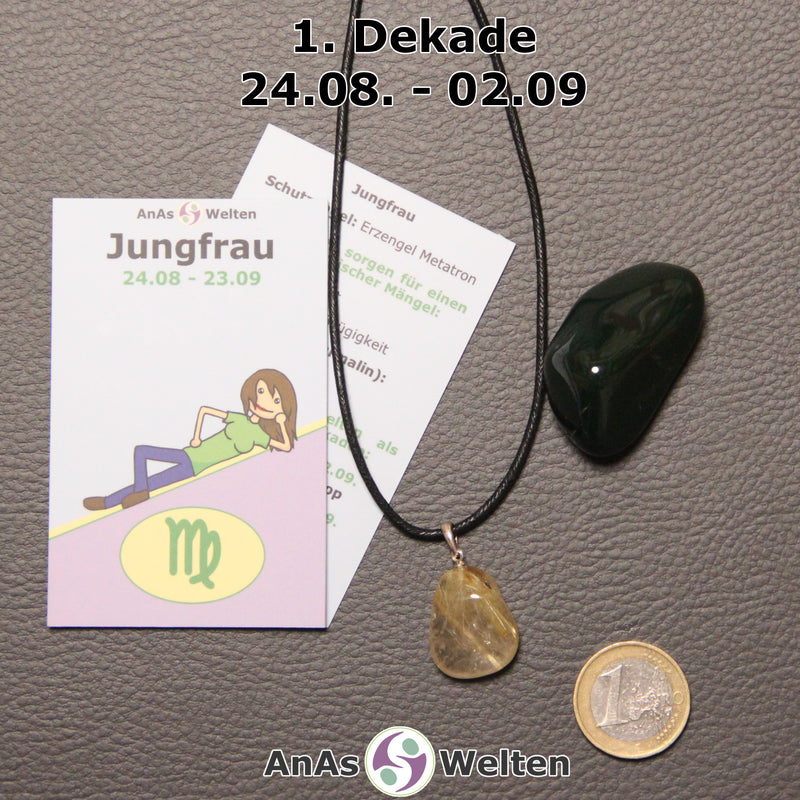 Die Sternzeichenkarte und je ein beispielhafter Rutilquarz mit Öse am Band und ein Heliotrop Trommelstein der 1. Dekade liegen nebeneinander.