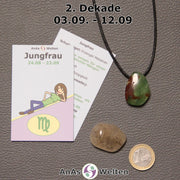 Die Sternzeichenkarte und je ein beispielhafter gebohrter Chrysopras Trommelstein am Band und ein Rutilquarz Trommelstein der 2. Dekade liegen nebeneinander.