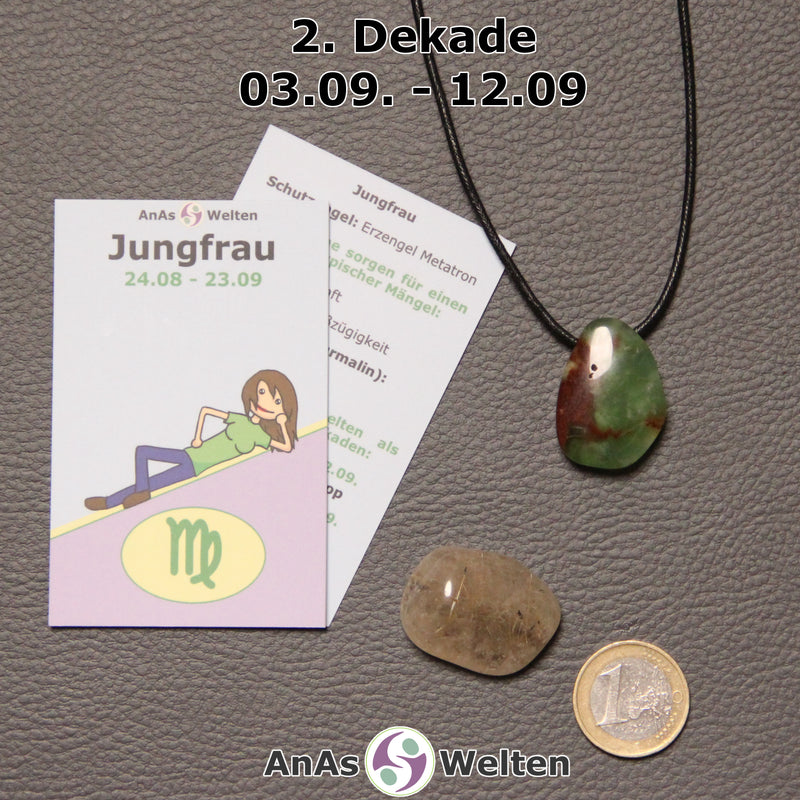Die Sternzeichenkarte und je ein beispielhafter gebohrter Chrysopras Trommelstein am Band und ein Rutilquarz Trommelstein der 2. Dekade liegen nebeneinander.