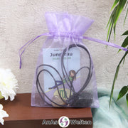 Ein beispielhaftes Sternzeichen Steine Set Jungfrau mit Karte, Trommelstein und Edelsteinkette in einem lila Organzabeutel.