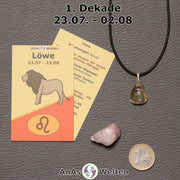 Die Sternzeichenkarte und je ein beispielhafter Orthoklas mit Öse am Band und ein Kunzit Trommelstein der 1. Dekade liegen nebeneinander.