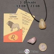 Die Sternzeichenkarte und je ein beispielhafter gebohrter Citrin (gebrannt) Trommelstein am Band und ein Kunzit Trommelstein der 3. Dekade liegen nebeneinander.