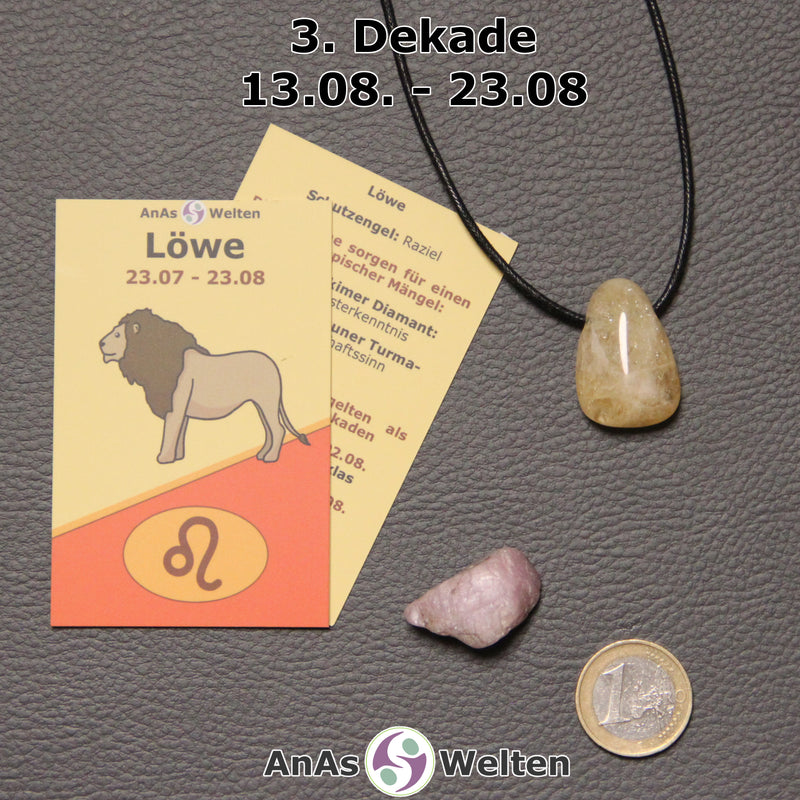 Die Sternzeichenkarte und je ein beispielhafter gebohrter Citrin (gebrannt) Trommelstein am Band und ein Kunzit Trommelstein der 3. Dekade liegen nebeneinander.