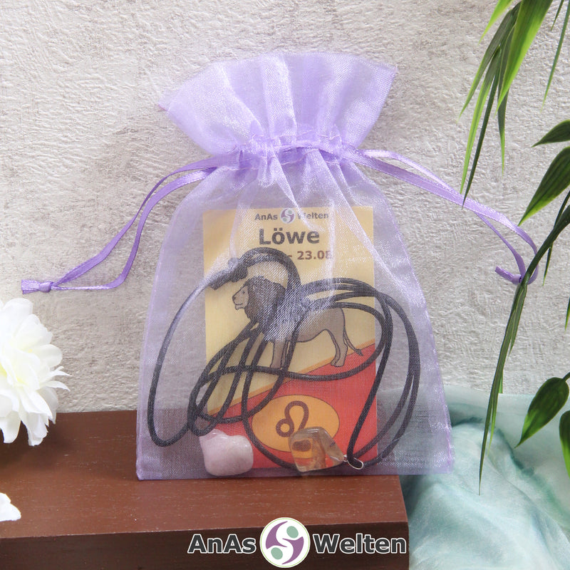Ein beispielhaftes Sternzeichen Steine Set Löwe mit Karte, Trommelstein und Edelsteinkette in einem lila Organzabeutel.
