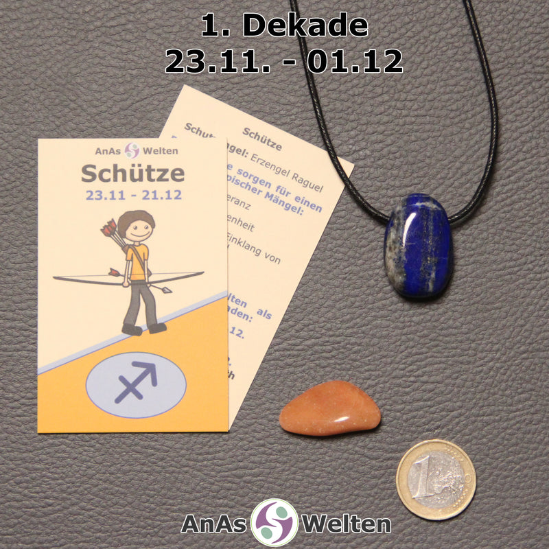Die Sternzeichenkarte und je ein beispielhafter gebohrter Lapislazuli Trommelstein am Band und ein Dolomit Trommelstein der 1. Dekade liegen nebeneinander.