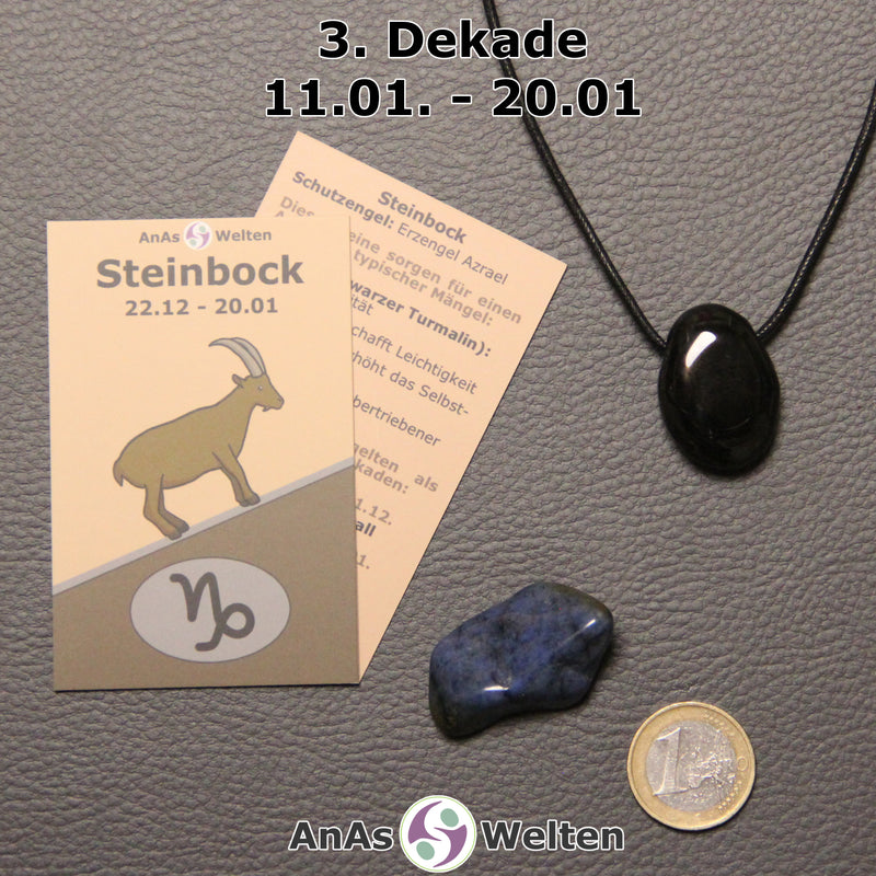 Die Sternzeichenkarte und je ein beispielhafter gebohrter Onyx Trommelstein am Band und ein Dumortierit Trommelstein der 3. Dekade liegen nebeneinander.