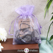 Ein beispielhaftes Sternzeichen Steine Set Steinbock mit Karte, Trommelstein und Edelsteinkette in einem lila Organzabeutel.