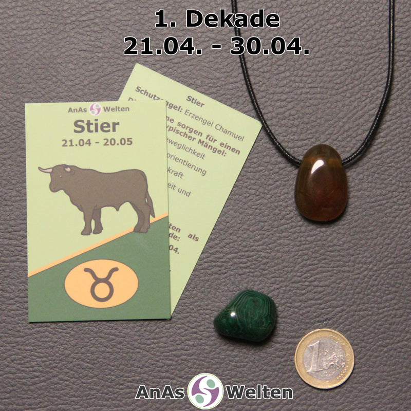 Die Sternzeichenkarte und je ein beispielhafter gebohrter Karneol (gebrannt) Trommelstein am Band und ein Malachit Trommelstein der 1. Dekade liegen nebeneinander.