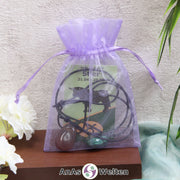 Ein beispielhaftes Sternzeichen Steine Set Stier mit Karte, Trommelstein und Edelsteinkette in einem lila Organzabeutel.