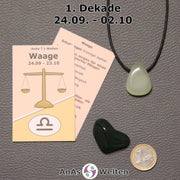 Die Sternzeichenkarte und je ein beispielhafter gebohrter Serpentin Trommelstein am Band und ein Heliotrop Trommelstein der 1. Dekade liegen nebeneinander.