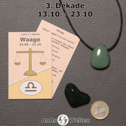 Die Sternzeichenkarte und je ein beispielhafter gebohrter Aventurin Trommelstein am Band und ein Heliotrop Trommelstein der 3. Dekade liegen nebeneinander.