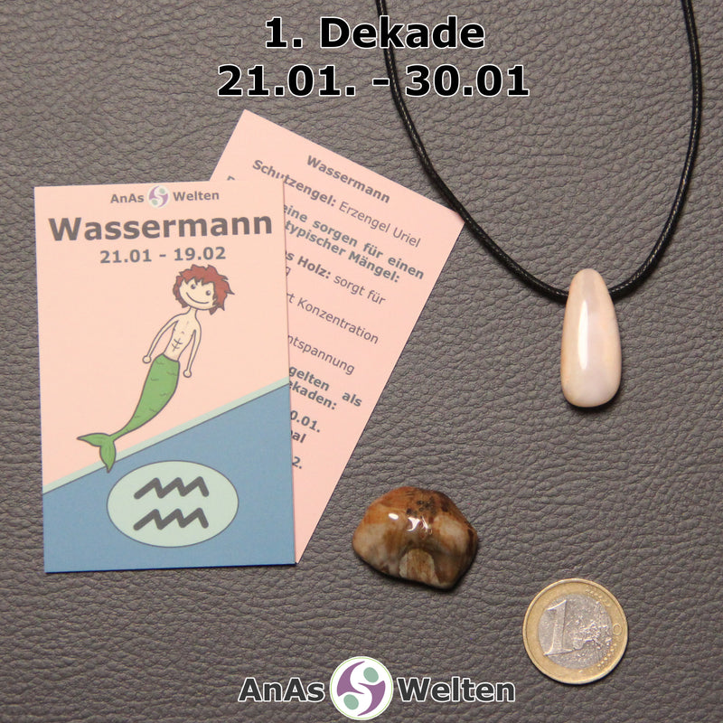 Die Sternzeichenkarte und je ein beispielhafter gebohrter Andenopal Trommelstein am Band und ein Versteinertes Holz Trommelstein der 1. Dekade liegen nebeneinander.