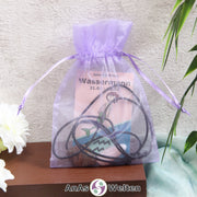 Ein beispielhaftes Sternzeichen Steine Set Wassermann mit Karte, Trommelstein und Edelsteinkette in einem lila Organzabeutel.